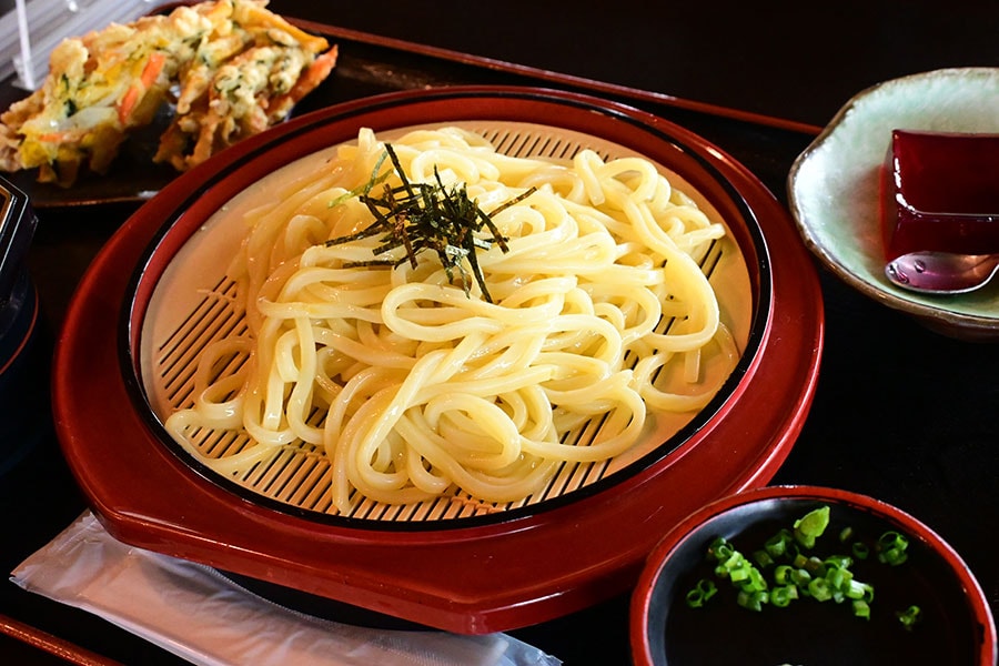 名産の桜島小みかんの果皮を練り込んだうどん。