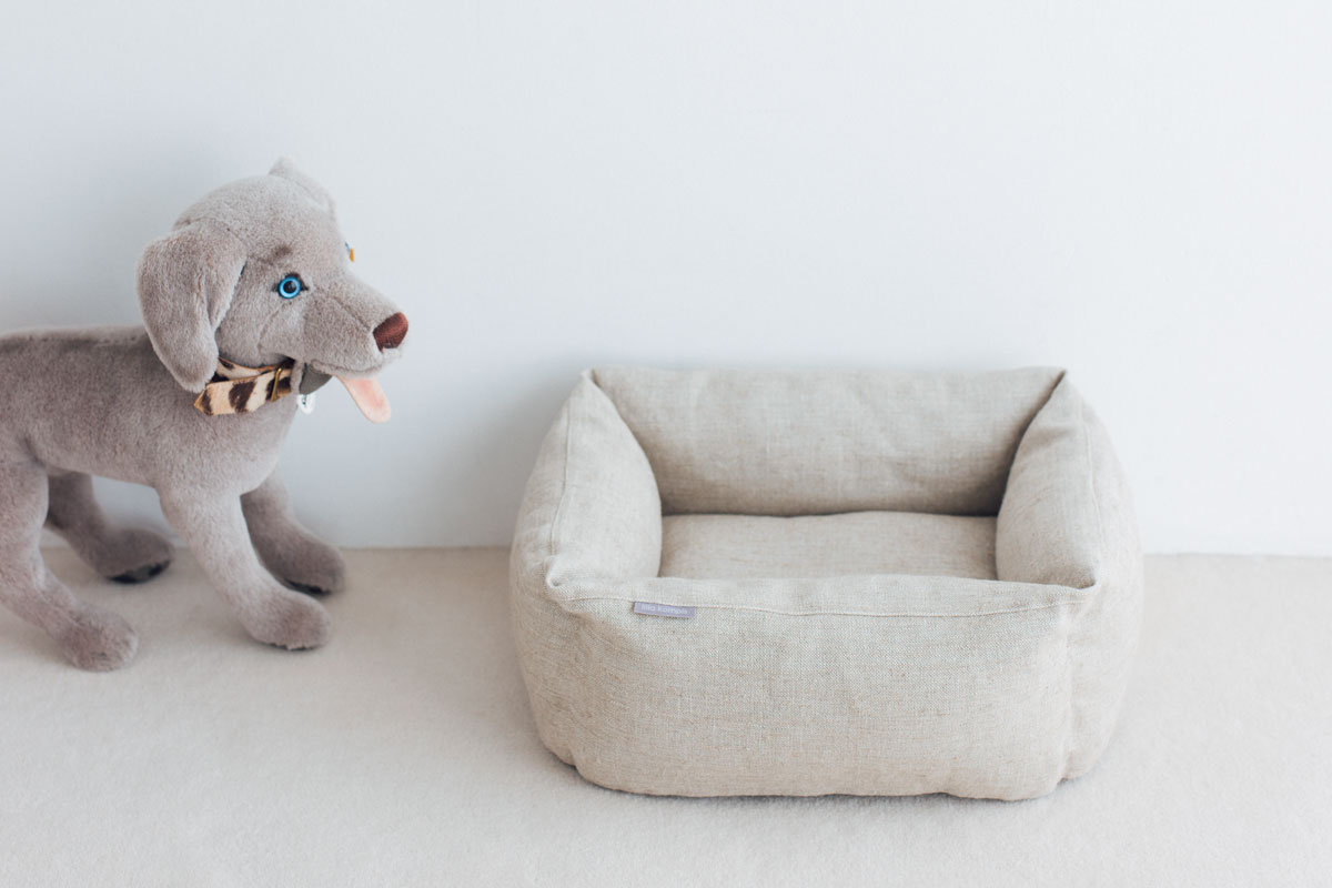 「小さな家族のためのベッド」Sサイズ／リネン生地 W約42×D約37×H約15cm（外寸）19,800円／GRANNE HANTVERK lilla kompis