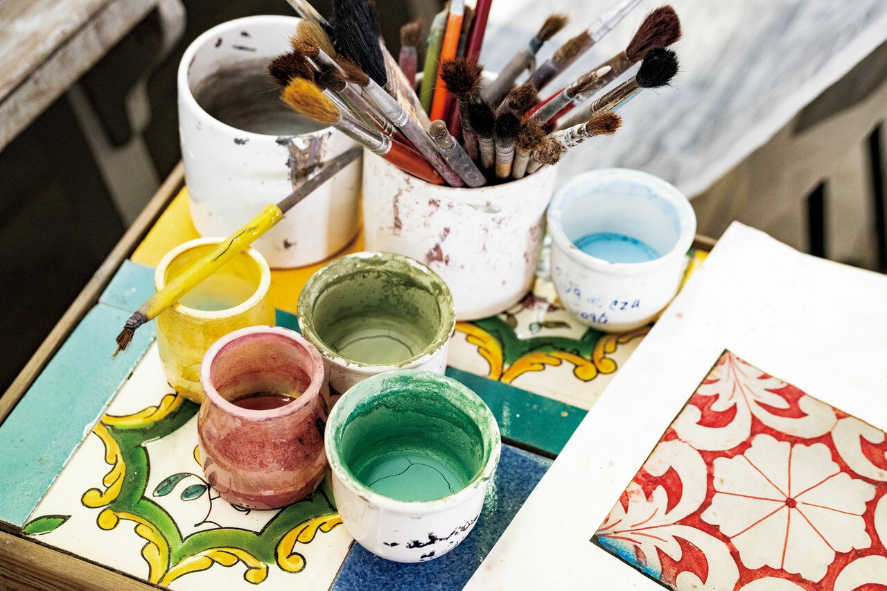 絵の具の材料には塩や銅なども使われる。
