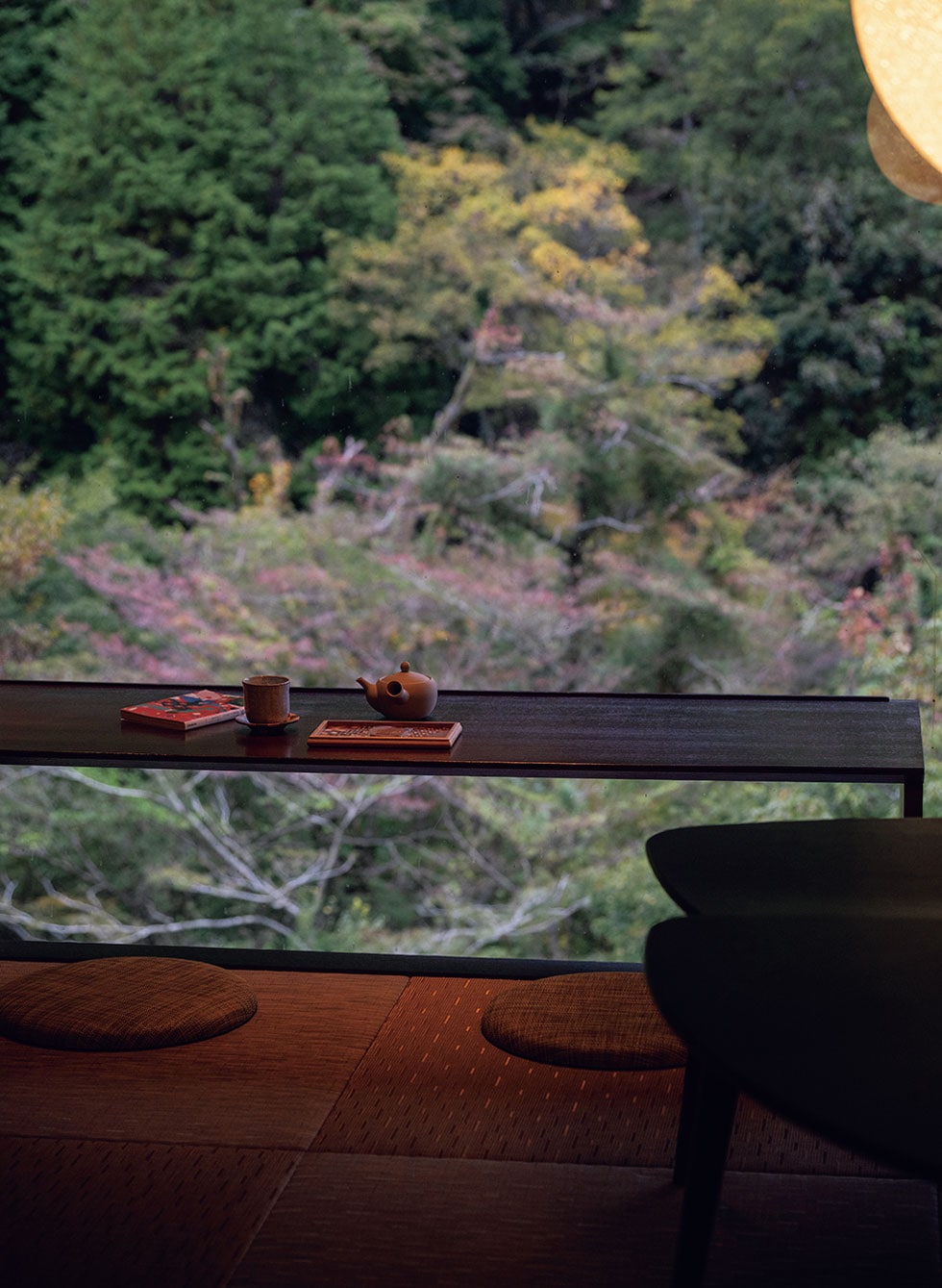 あえてベランダを作らず大きな窓の前にカウンターを設えた「清流リビング付き和洋室」。ダイナミックな箱根の景観に没入できる。