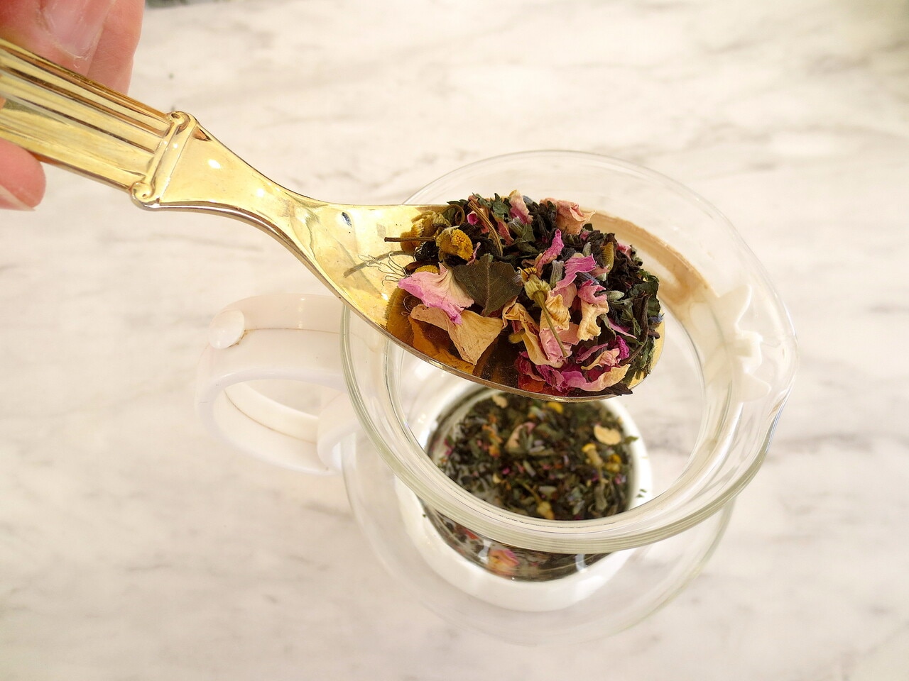 オリジナルティー「ラブ＆グレイス」は、神戸をテーマに、紅茶とハーブと花々をブレンド。