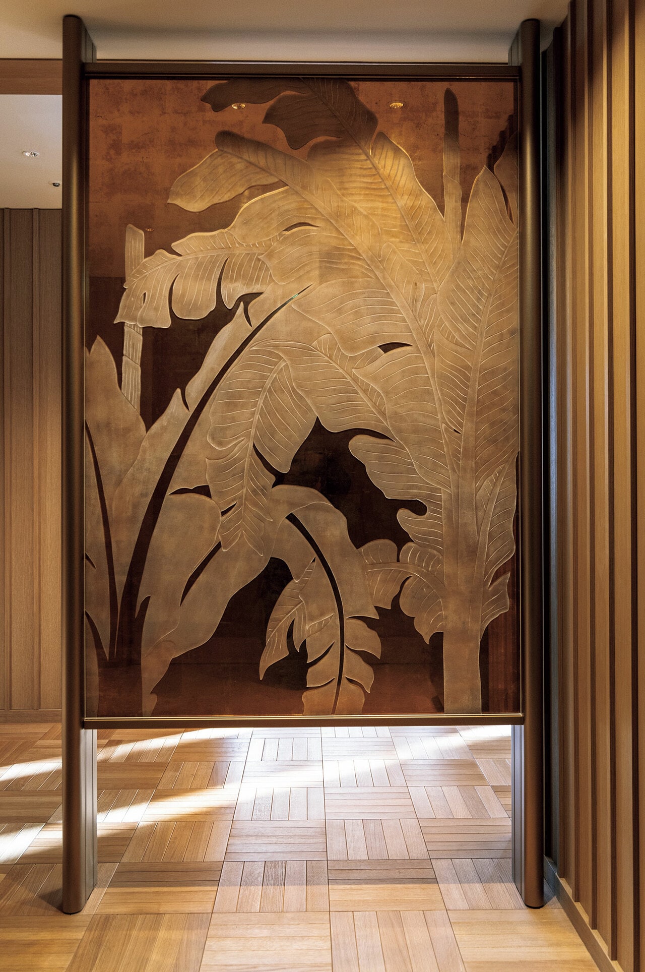 オールデイダイニング「弥栄」エントランスを、弥栄会館建造当時流行した南方趣味の芭蕉レリーフ意匠が飾る。