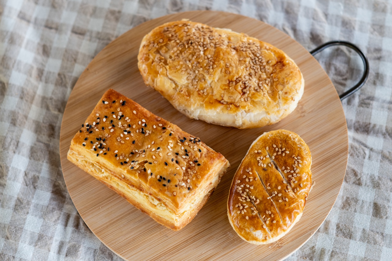 「砂糖入りサクサクパイ(糖酥餅)」220円(上)、「ラオポーピン(老婆餅)」350円(右)、「山椒塩サクサクパイ」350円(左)。