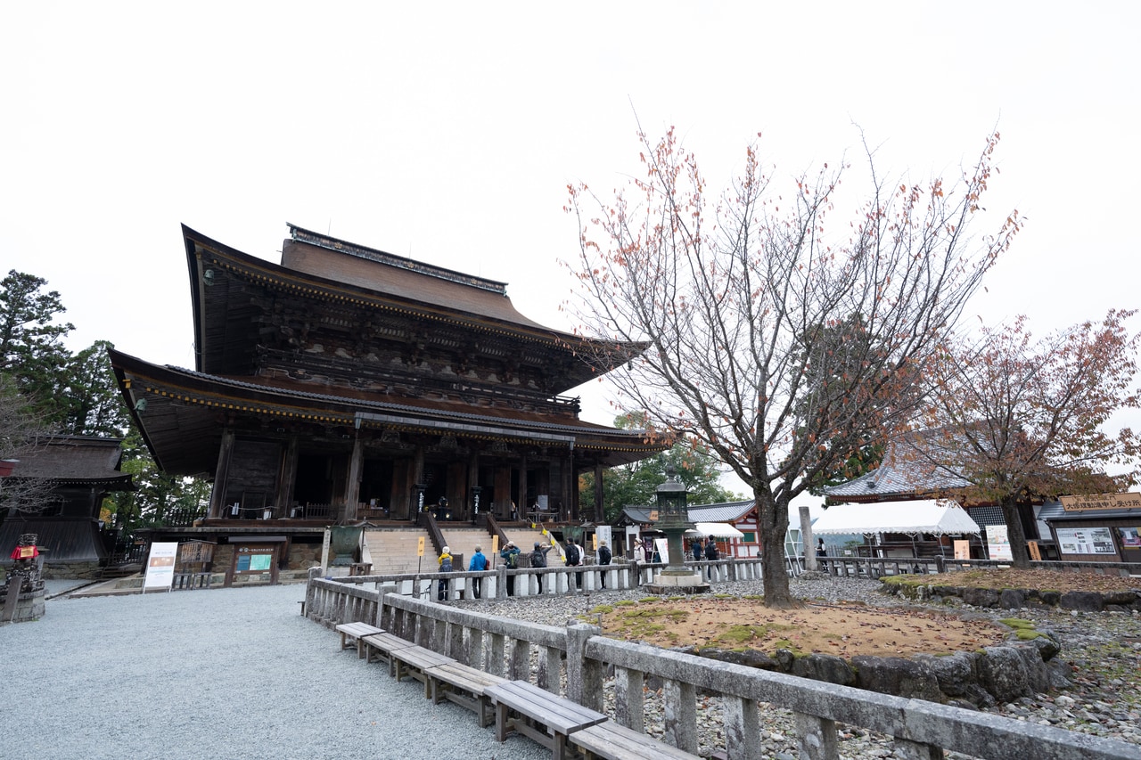 本堂である蔵王堂は迫力満点！　木造の古建築としては、東大寺大仏殿に次ぐ規模を持ち、本堂のなかには三体の秘仏本尊・金剛蔵王大権現が祀られている。