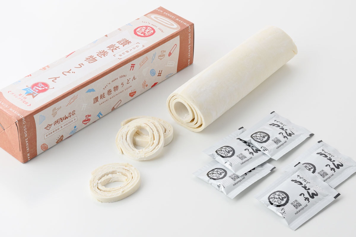 讃岐巻物うどん 麵500g×1巻、つゆ20ml×5袋 1,080円／中野うどん学校琴平校