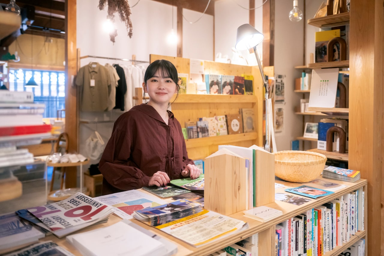 本屋のスペースでは、地元の独立系や国外の出版社から発行される雑誌、写真集のほか、子どもと一緒に楽しめる絵本までをそろえます。