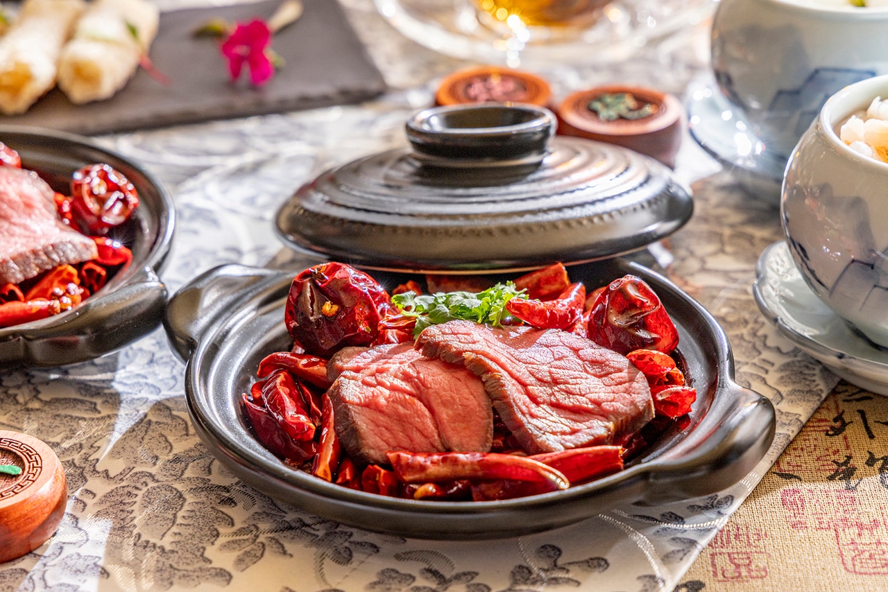 メインディッシュ。低温調理した黒毛和牛の四川朝天辣椒、唐辛子、山椒のスパイシー香り炒め 「赤壁の戦い」のイメージ。三国志最大のクライマックスにふさわしく、立ち上がる香ばしさと刺激が一気に広がり、水上に炎が走り戦局を覆した瞬間を想起させる、料理長渾身のひと皿。