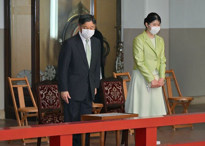 5月28日、春季雅楽演奏会の鑑賞に臨まれる天皇陛下と愛子さま　©時事通信社