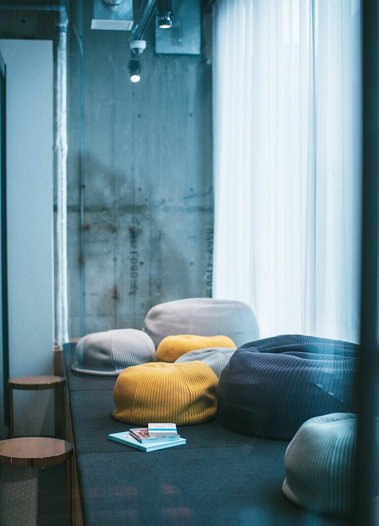 (D) 靴を脱いでリラックスできるスペースも！　本を読みながら思わず寝落ちしてしまう。