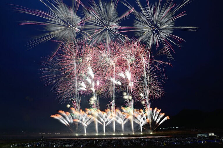大曲の花火　春の章。秋田県観光連盟