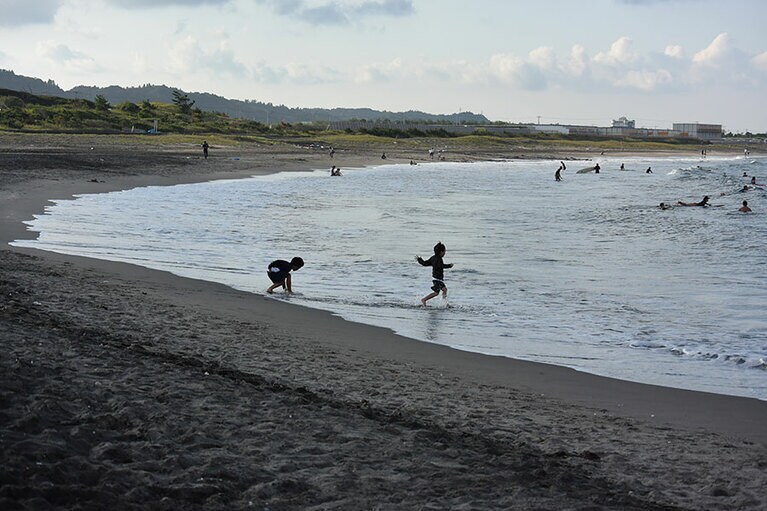 人気サーフスポットですが、シーズン中は海水浴エリアが設置されます。