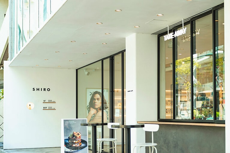 お洒落なガラス張りの外観。