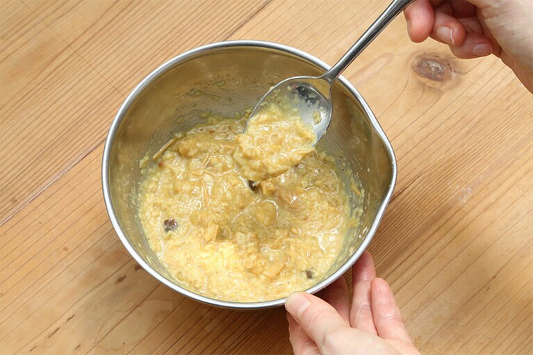 (1) レトルトカレーとパン粉を混ぜる。