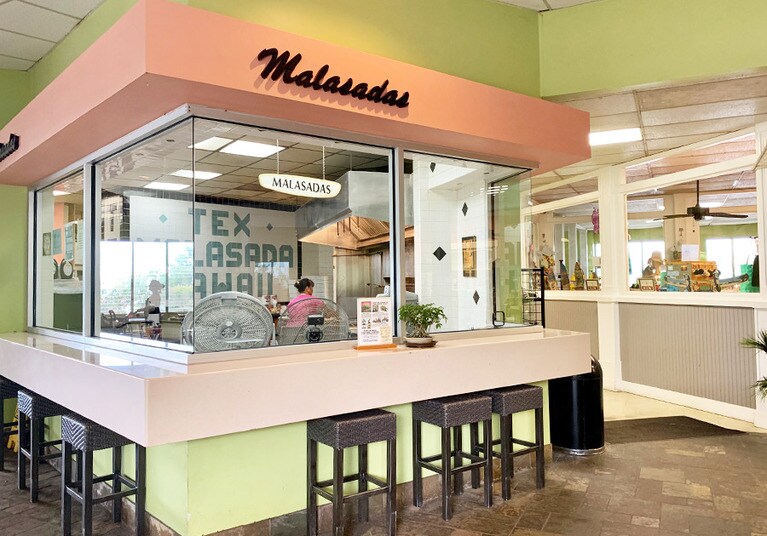 店内ではマラサダを作っているところをガラス越しに見ることもできる。