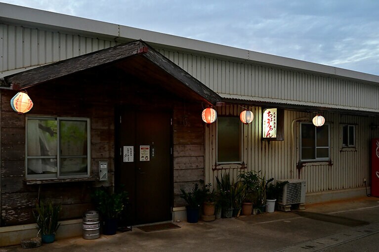 提灯の明かりに引き寄せられて、夜な夜な地元の人や旅人が集う「ちょうちん」。