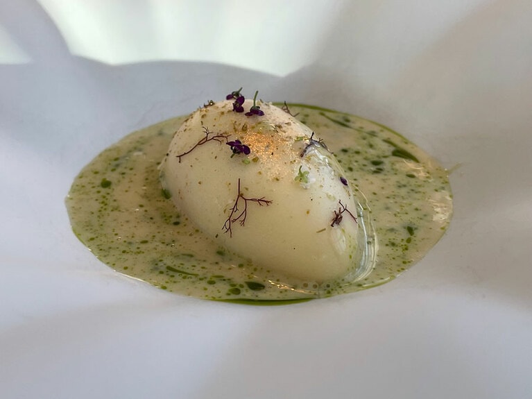 「AIRA」のコース（魚料理）で提供された、ホタテとタラバガニのクネル。