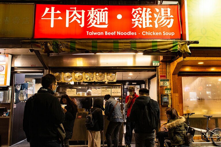 大通り沿いにあり、両隣も飲食店で深夜でもにぎやか。