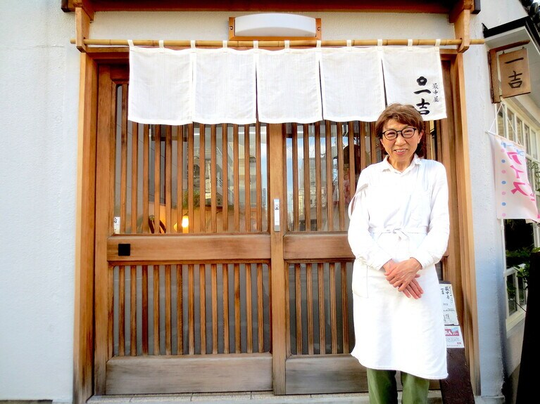 店主・山本由紀子さん。毎日、ていねいに餡を炊いています。