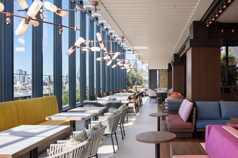 朝の日差しが気持ちいい「OMOカフェ＆バル」。