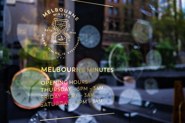 前を通りかかっても「時計屋さん!?」と思って通りすぎてしまうバーのエントランス。営業時間17:00～24:00(木曜～翌1:00、金・土曜15:00～翌1:00)、日・月曜定休。