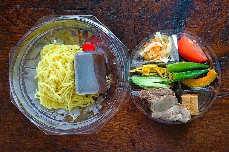 成城石井自家製 自家製チャーシューと10種具材の冷やし中華 599円。