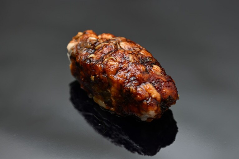 通常のお寿司屋さんと比べ、一貫に対して３倍量の穴子を使っているというから驚き。