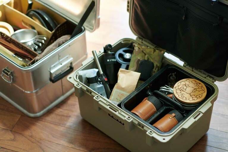 手前は人気の「YETI」のボックス。コーヒー関連のアイテムをまとめて。奥は鍋やまな板など調理関連のものを入れた「ダルトン」のボックス。中はファイルボックスで仕切ってすっきり。