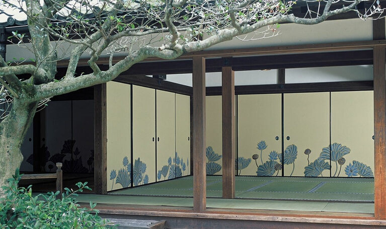 客殿の役割を果たす建物･華頂殿の襖絵。相阿弥が造った名園へと続く《青の幻想》。