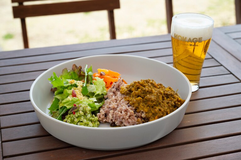 ランチセットには日替わりで2種類のデリもセットに。味わいも豊かだ。