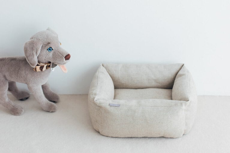 「小さな家族のためのベッド」Sサイズ／リネン生地 W約42×D約37×H約15cm（外寸）19,800円／GRANNE HANTVERK lilla kompis