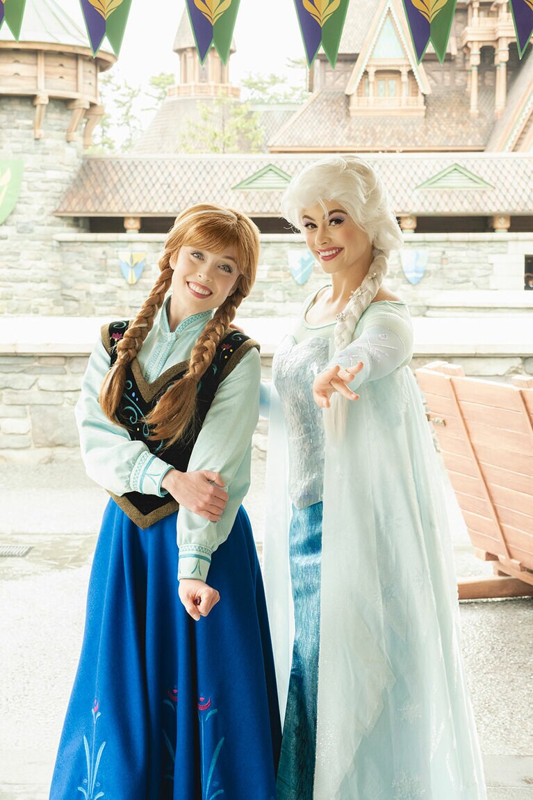 アナとエルサがお出迎え