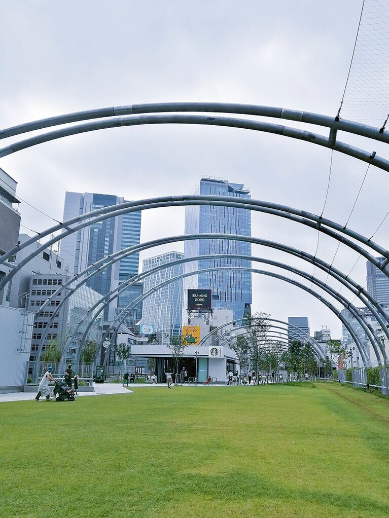 ショップオープン前の時間帯は、人も少なく、芝生で寝転び放題ですよ！