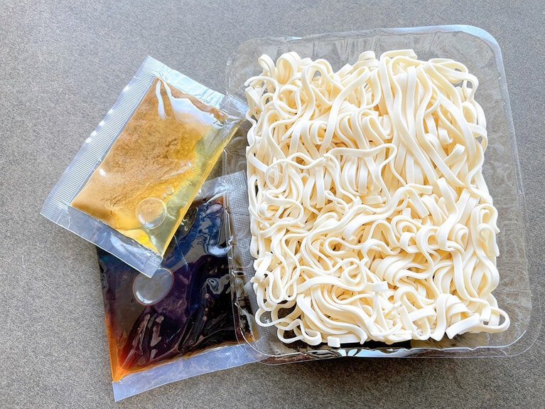 ゴマダレと醤油をベースにしたピリ辛タレの2種類が入った「雙月食品社」の麺。