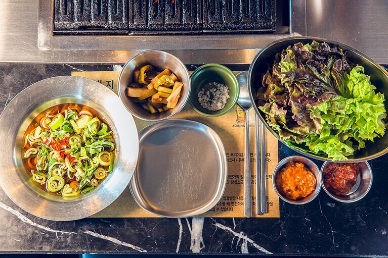 サンチュと特製醤油ダレ、サムジャン。