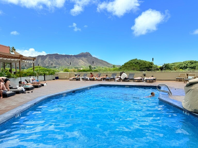 「クイーン カピオラニ ホテル」のプール。