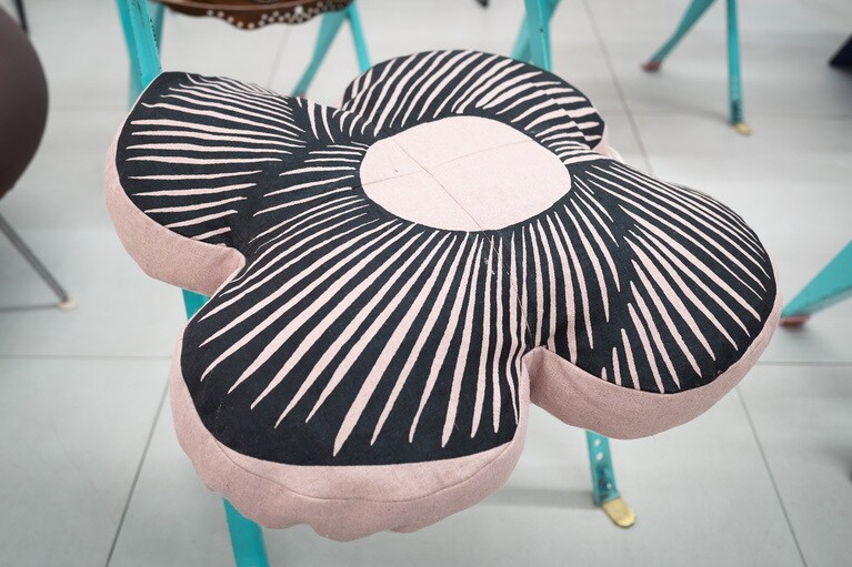 フェリーチェ・リックス＝ウエノによるオリジナルドローイングからインスピレーションを受け、ピエール・フレイのファブリックを用いて、マリア・リカーツによる「Turandot」をイメージしたモチーフをハンドプリントで施したデザイン。91,300円。