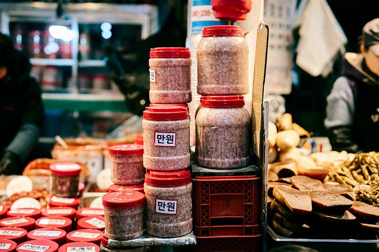 キムチ作りに必須の小エビのアミ、セウジョッ。