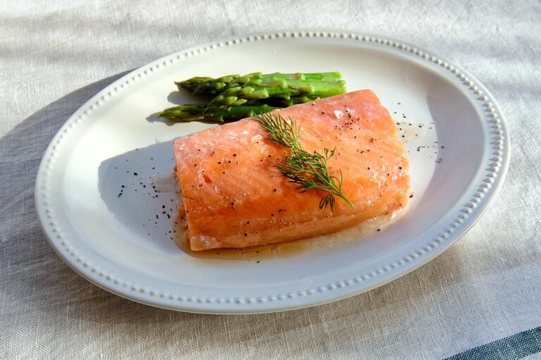 サーモンの味を引き立てるためソースはさっぱり目の、オリーブ油、レモン汁、バルサミコ酢を合わせたものをかけました。