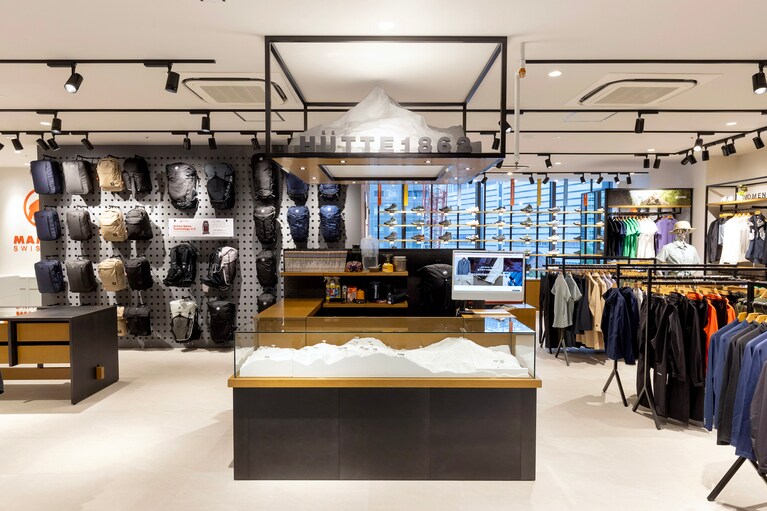 マムートといえば「ヒュッテ（Hütte）1862」。スイスの名峰マッターホルンと九州本土最高峰の中岳を擁するくじゅう連山の造型が展示されている。