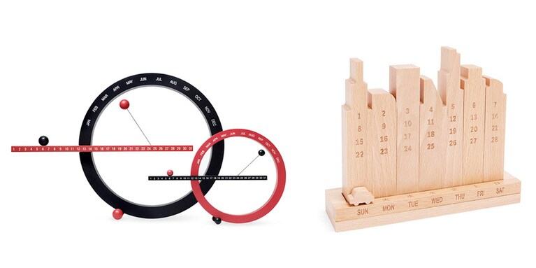 左から「MoMA パーペチュアルカレンダー」レッド／ブラック 直径23cm×W33cm×D8cm 7,400円、S ブラック／レッド 直径13.7cm×W19.8cm×D4.7cm 4,500 円、「MoMA シティ パーペチュアル カレンダー」W19.5cm×D5cm×F16cm 5,200円。