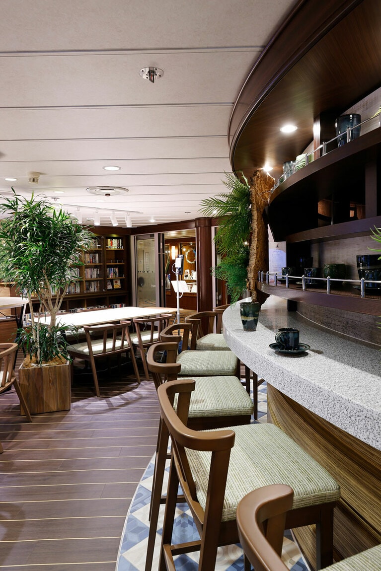 「eカフェ＆ライブラリー」では挽きたてのコーヒー（有料）を片手に読書を。