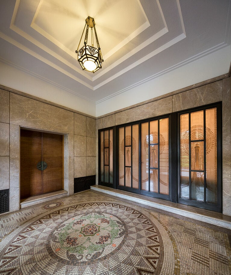 東京都庭園美術館 本館 正面玄関。ガラスレリーフ扉は、フランスのガラス工芸家ルネ・ラリックの作品で、朝香宮邸のために新たにデザインされた一点もの。