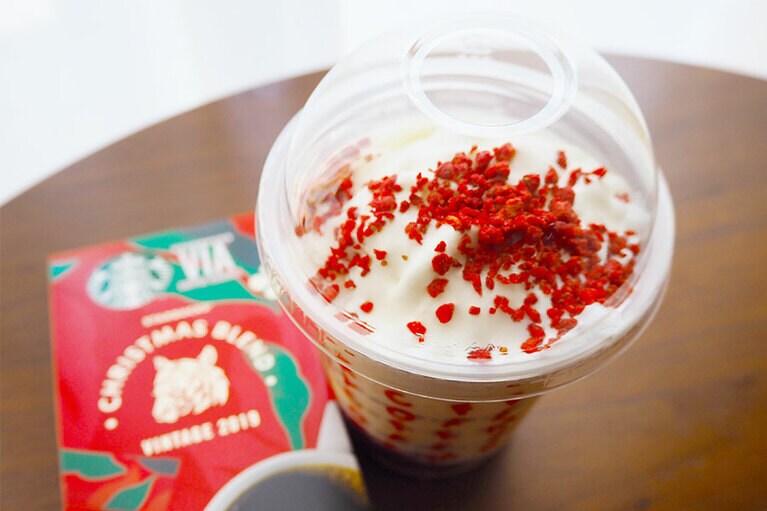 フラペチーノはテイクアウトしたため、ちょっと溶けてしまっていますが、元はふわふわホイップがこんもりのっていましたよ。