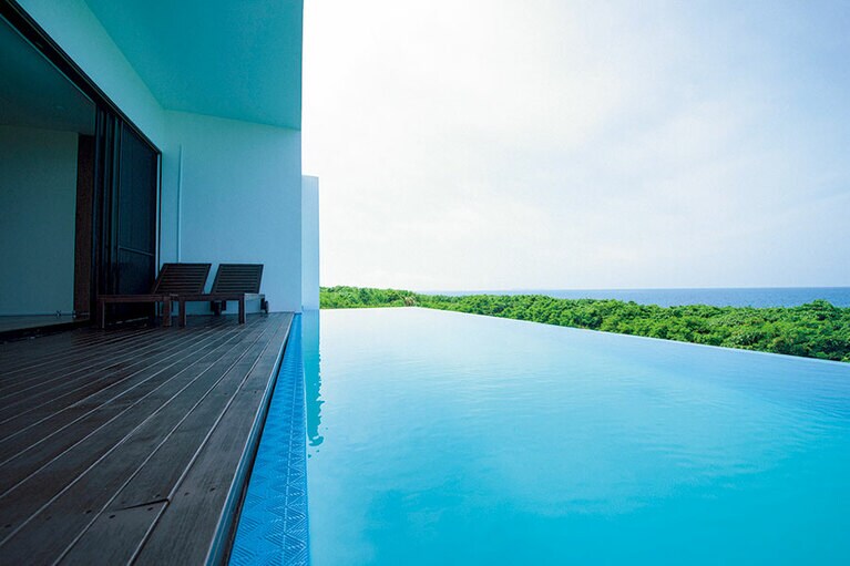 SIDE B soraの12m×3mもの大きなオーバーフロープール。誰の目線も気にせず、好きな時間にプールにプカプカ浮いてみたい。