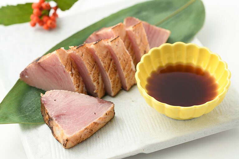 天然寒鰤のたたき1,620円(100gあたり、税込)／New 逸味 潮屋 近江町ふれあい店