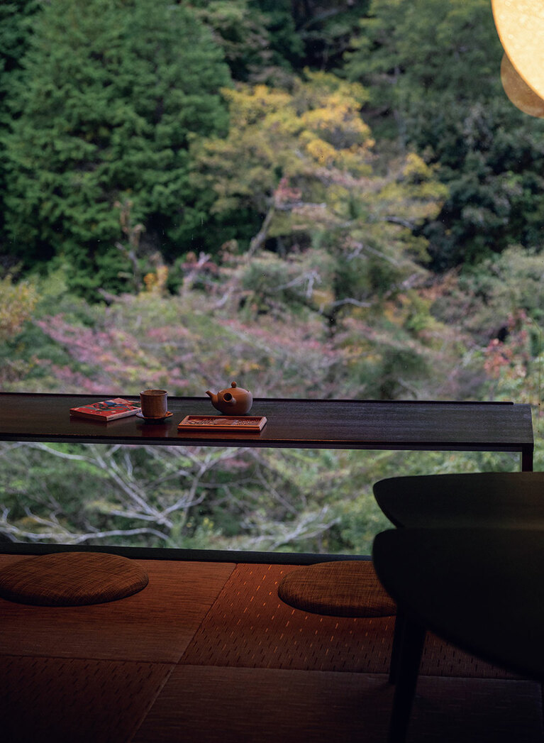 あえてベランダを作らず大きな窓の前にカウンターを設えた「清流リビング付き和洋室」。ダイナミックな箱根の景観に没入できる。