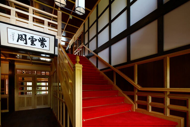 湯宿 草菴［島根／出雲 湯の川温泉］風情ある「紫雲閣」の階段。