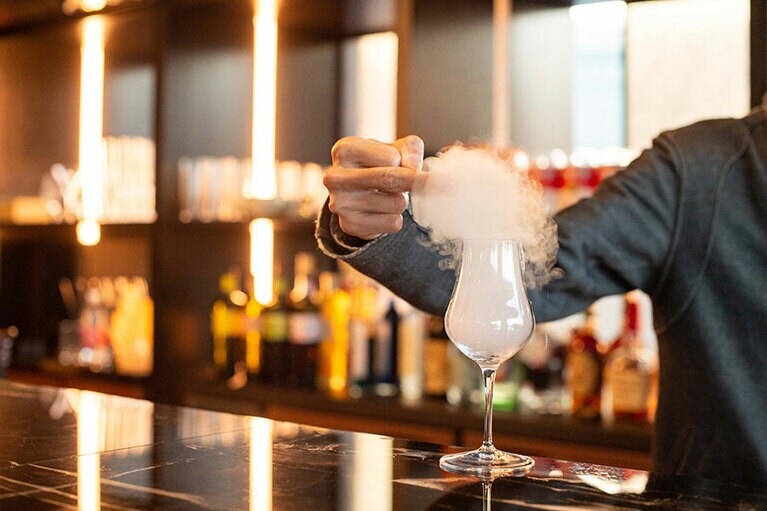 触れると泡が弾けて、グラスからスモークがあふれます。