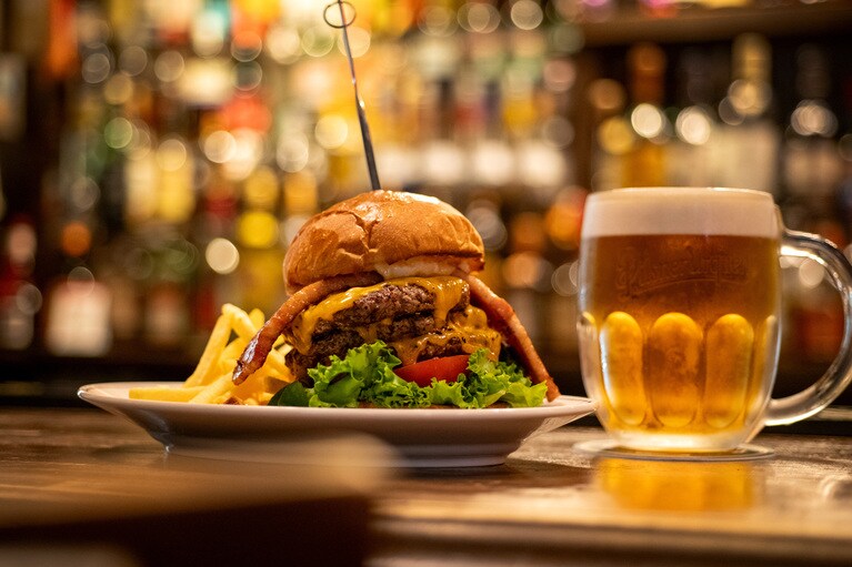 バーカウンターで。