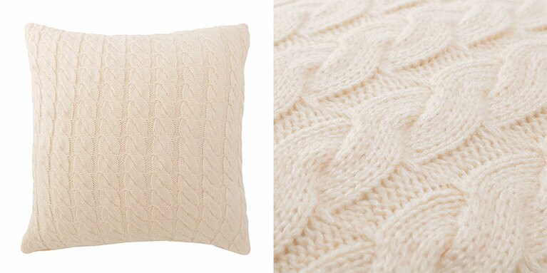 ケーブルニットクッションカバー IV 890円。